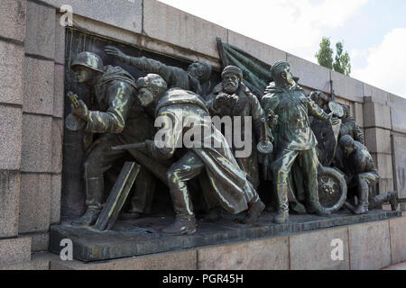 Denkmal in Sofia, das die Befreiung Bulgariens durch die russische Sowjetarmee im Jahr 1944 darstellt und mit Farbe überzogen ist Stockfoto