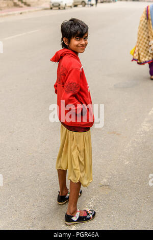 SIKKIM, INDIEN - Mar 13, 2017: Unbekannter indische Mädchen im roten Mantel und Senf shorts lächelt. Stockfoto