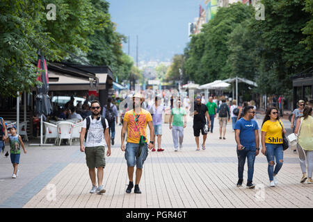 Leute, die belebte Einkaufsstraße Fußgängerzone der geschäftigen Innenstadt von Sofia, Bulgarien Stockfoto