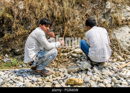 SIKKIM, INDIEN - Mar 13, 2017: Unbekannter Inder zwei Männer hocken auf dem Boden voll von Felsen. Stockfoto