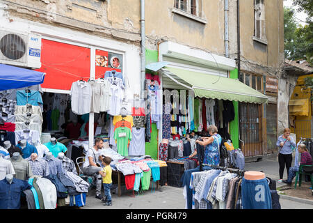 Menschen Kleidung Kauf in einem Geschäft in der Innenstadt von Sofia, Bulgarien Stockfoto