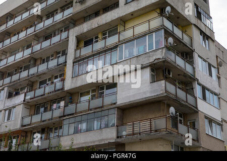 Alt und abgenutzt Apartment Gebäude in einer armen Nachbarschaft von Sofia, Bulgarien Stockfoto