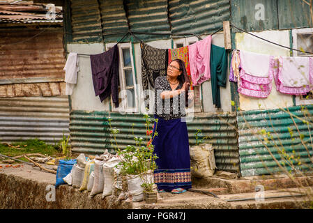 SIKKIM, INDIEN - Mar 13, 2017: Unbekannter indische Frau berührt ihr Haar in der Nähe von Ihrem Haus. Stockfoto