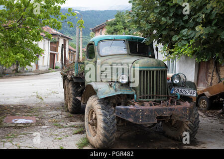 Vintage russische Armee truckin Bulgarien jetzt für landwirtschaftliche Transport verwendet Stockfoto