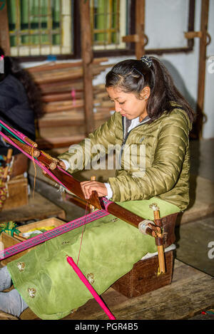 SIKKIM, INDIEN - Mar 13, 2017: Unbekannter indische Frau näht mit Hilfe von Threads. Stockfoto