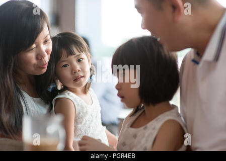 Candid Schießen von Menschen in der Cafeteria. Kleines Mädchen mit verschiedenen Gesichts Ausdruck. Asiatische Familie Lebensstil im Freien mit natürlichem Licht. Stockfoto