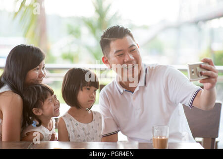 Asiatische Familie selfie mit Smart Phone im Cafe. Lebensstil im Freien mit natürlichem Licht. Stockfoto