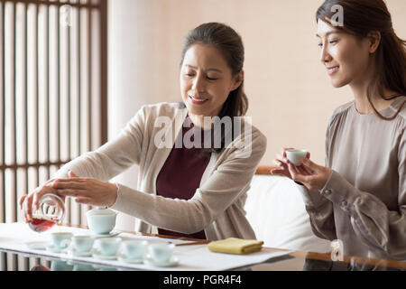 Reife Frau, die Tee Zeremonie Stockfoto