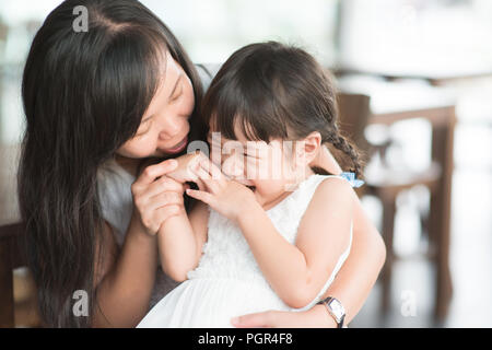 Candid Schießen von Menschen in der Cafeteria. Kleines Mädchen mit verschiedenen Gesichts Ausdruck. Asiatische Familie Lebensstil im Freien mit natürlichem Licht. Stockfoto