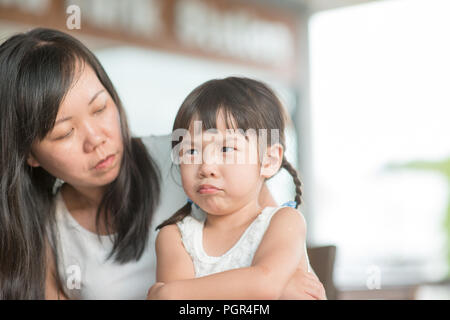 Candid Schießen von Menschen in der Cafeteria. Kleines Mädchen mit verschiedenen Gesichts Ausdruck. Asiatische Familie Lebensstil im Freien mit natürlichem Licht. Stockfoto