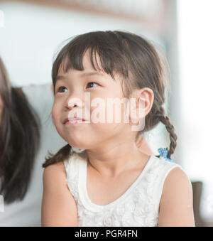 Candid Schießen von Menschen in der Cafeteria. Kleines Mädchen mit verschiedenen Gesichts Ausdruck. Asiatische Familie Lebensstil im Freien mit natürlichem Licht. Stockfoto