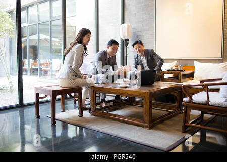 Geschäftsleute, die mit einem Treffen Stockfoto