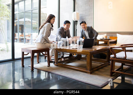 Geschäftsleute, die mit einem Treffen Stockfoto
