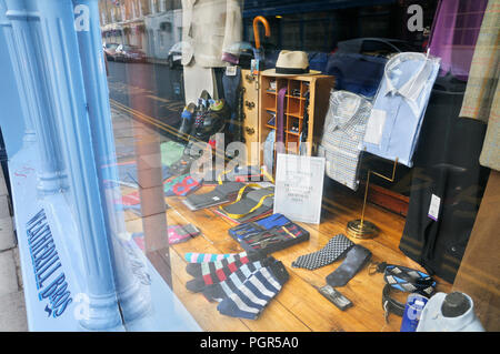 Eine Reihe von formalen Menswear in einen Schneider Fenster anzuzeigen, Weatherill Bros. Eton High Street, Berkshire, England, Großbritannien Stockfoto