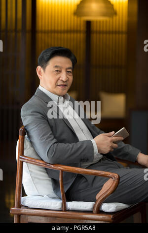 Fröhliche Geschäftsmann mit einem smart phone Stockfoto