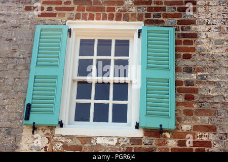 Außenwand und Fenster des historischen Cole Digges House in Yorktown, Virginia, USA Stockfoto