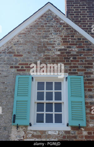 Außenwand und Fenster des historischen Cole Digges House in Yorktown, Virginia, USA Stockfoto