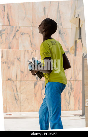 TOUBA eine Enklave, SENEGAL - 26.April 2017: Unbekannter senegalesischen jungen Spaziergänge in die Große Moschee von Touba eine Enklave, die Heimat der Andererseits bildet Stockfoto