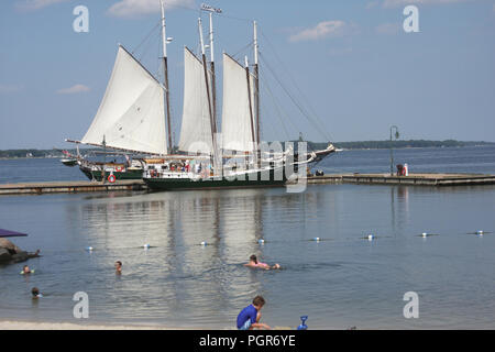 Private Charter-Segeltörn in der historischen Stadt Yorktown, VA, USA. Schoner. Segeln im alten Stil in Chesapeake Bay. Blick auf den Riverwalk Landing Pier. Stockfoto