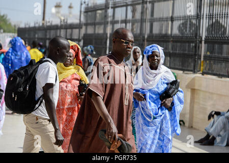 TOUBA eine Enklave, SENEGAL - 26.April 2017: Unbekannter Senegalesen zu Fuß in die Große Moschee von Touba eine Enklave, die Heimat der Andererseits bildet Stockfoto