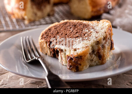 Ein Stück leckeren hausgemachten Schokolade Mandel marmoriert bundt Cake. Stockfoto