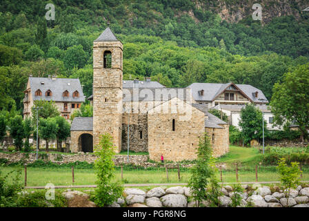 Der Glockenturm und die Kirche von Sant Feliu de Zahara de los Atunes, Katalonien, Spanien. Katalanische Romanische Kirchen im Vall de Boi sind von der UNESCO zum Weltkulturerbe erklärte Sitzen Stockfoto