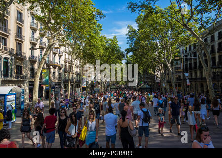 Barcelona, Spanien, 25. Juli 2015: berühmte Straße La Rambla in Barcelona, Spanien. Tausende von Menschen gehen täglich durch die beliebte Fußgängerzone 1,2 Kilometer Stockfoto