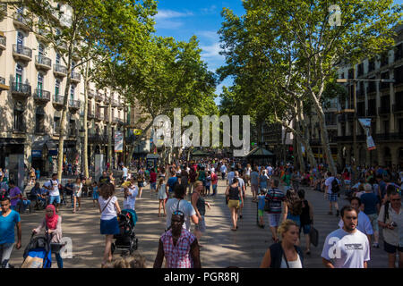 Barcelona, Spanien, 25. Juli 2015: berühmte Straße La Rambla in Barcelona, Spanien. Tausende von Menschen gehen täglich durch die beliebte Fußgängerzone 1,2 Kilometer Stockfoto