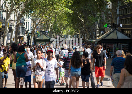 Barcelona, Spanien, 25. Juli 2015: berühmte Straße La Rambla in Barcelona, Spanien. Tausende von Menschen gehen täglich durch die beliebte Fußgängerzone 1,2 Kilometer Stockfoto