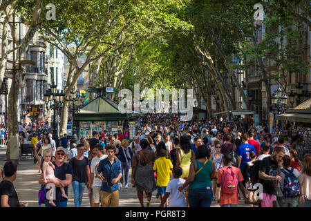 Barcelona, Spanien, 25. Juli 2015: berühmte Straße La Rambla in Barcelona, Spanien. Tausende von Menschen gehen täglich durch die beliebte Fußgängerzone 1,2 Kilometer Stockfoto