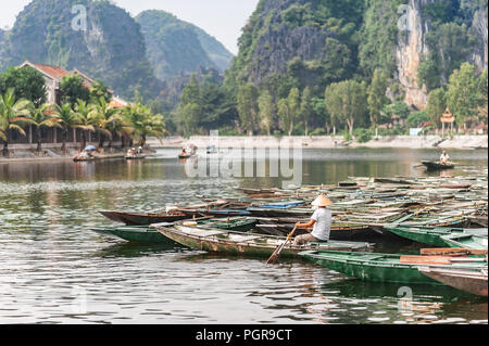 Bootsfahrt von Vung Straßenbahn Pier. Traditionelle Paddle - Bootsfahrt können die Touristen wirklich die Schönheit der Natur entlang der Ngo Dong Fluss zu schätzen wissen. Stockfoto