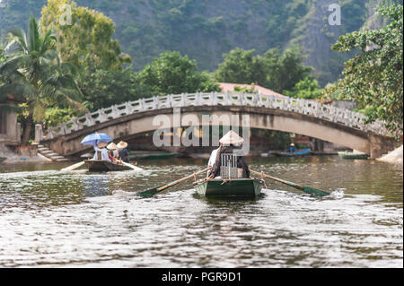 Bootsfahrt von Vung Straßenbahn Pier. Traditionelle Paddle - Bootsfahrt können die Touristen wirklich die Schönheit der Natur entlang der Ngo Dong Fluss zu schätzen wissen. Stockfoto