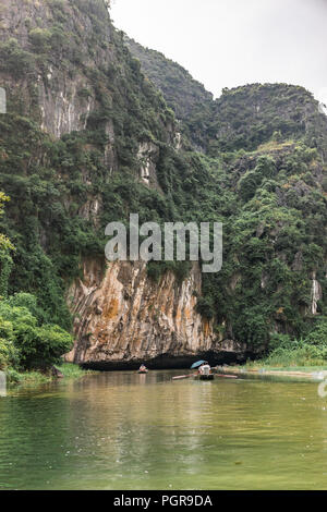 Bootsfahrt von Vung Straßenbahn Pier. Traditionelle Paddle - Bootsfahrt können die Touristen wirklich die Schönheit der Natur entlang der Ngo Dong Fluss zu schätzen wissen. Stockfoto