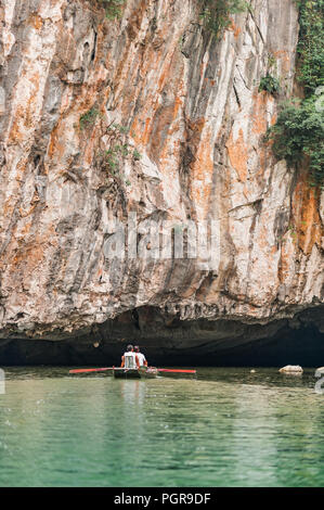 Bootsfahrt von Vung Straßenbahn Pier. Traditionelle Paddle - Bootsfahrt können die Touristen wirklich die Schönheit der Natur entlang der Ngo Dong Fluss zu schätzen wissen. Stockfoto