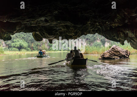 Bootsfahrt von Vung Straßenbahn Pier. Traditionelle Paddle - Bootsfahrt können die Touristen wirklich die Schönheit der Natur entlang der Ngo Dong Fluss zu schätzen wissen. Stockfoto