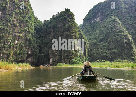 Bootsfahrt von Vung Straßenbahn Pier. Traditionelle Paddle - Bootsfahrt können die Touristen wirklich die Schönheit der Natur entlang der Ngo Dong Fluss zu schätzen wissen. Stockfoto