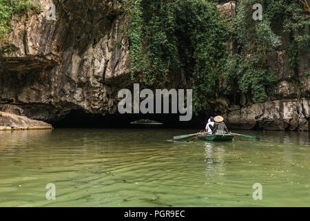 Bootsfahrt von Vung Straßenbahn Pier. Traditionelle Paddle - Bootsfahrt können die Touristen wirklich die Schönheit der Natur entlang der Ngo Dong Fluss zu schätzen wissen. Stockfoto