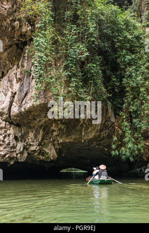 Bootsfahrt von Vung Straßenbahn Pier. Traditionelle Paddle - Bootsfahrt können die Touristen wirklich die Schönheit der Natur entlang der Ngo Dong Fluss zu schätzen wissen. Stockfoto