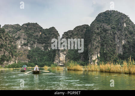 Bootsfahrt von Vung Straßenbahn Pier. Traditionelle Paddle - Bootsfahrt können die Touristen wirklich die Schönheit der Natur entlang der Ngo Dong Fluss zu schätzen wissen. Stockfoto
