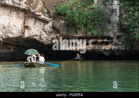 Bootsfahrt von Vung Straßenbahn Pier. Traditionelle Paddle - Bootsfahrt können die Touristen wirklich die Schönheit der Natur entlang der Ngo Dong Fluss zu schätzen wissen. Stockfoto