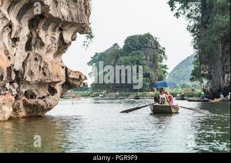 Bootsfahrt von Vung Straßenbahn Pier. Traditionelle Paddle - Bootsfahrt können die Touristen wirklich die Schönheit der Natur entlang der Ngo Dong Fluss zu schätzen wissen. Stockfoto