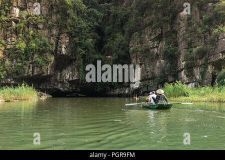 Bootsfahrt von Vung Straßenbahn Pier. Traditionelle Paddle - Bootsfahrt können die Touristen wirklich die Schönheit der Natur entlang der Ngo Dong Fluss zu schätzen wissen. Stockfoto