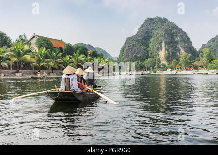Bootsfahrt von Vung Straßenbahn Pier. Traditionelle Paddle - Bootsfahrt können die Touristen wirklich die Schönheit der Natur entlang der Ngo Dong Fluss zu schätzen wissen. Stockfoto