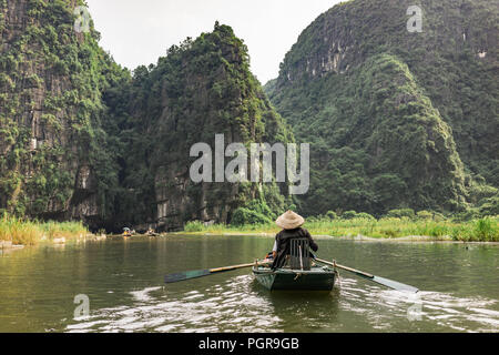 Bootsfahrt von Vung Straßenbahn Pier. Traditionelle Paddle - Bootsfahrt können die Touristen wirklich die Schönheit der Natur entlang der Ngo Dong Fluss zu schätzen wissen. Stockfoto