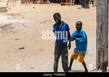 LAC ROSE reg., SENEGAL - Apr 27, 2017: Unbekannter senegalesischen Jungen spielen auf der Straße. Noch viele Menschen im Senegal leben in Armut Stockfoto