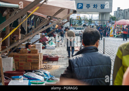 Busan, Südkorea - Oktober 22, 2012: Die Menschen gehen mit Jagalchi Fischmarkt. Stockfoto