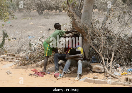 LAC ROSE reg., SENEGAL - Apr 27, 2017: Unbekannter senegalesischen Jungen spielen auf der Straße. Noch viele Menschen im Senegal leben in Armut Stockfoto