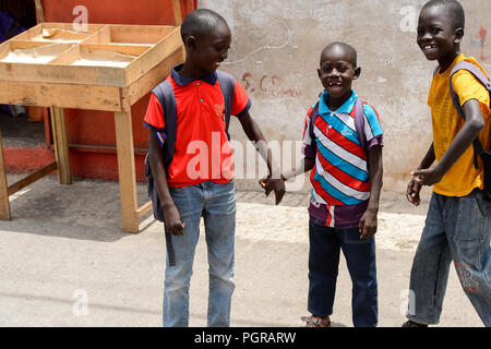 LAC ROSE reg., SENEGAL - Apr 27, 2017: Unbekannter senegalesischen kleine Jungen lächeln. Noch viele Menschen im Senegal leben in Armut Stockfoto