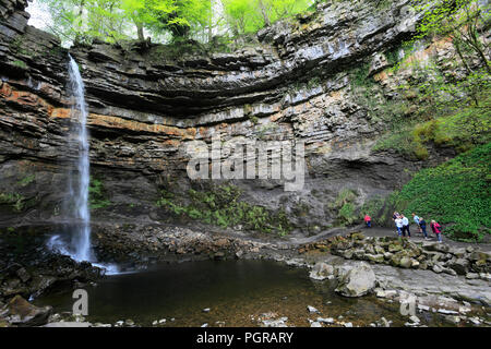 Sommer Blick auf Hardraw Force Wasserfall, Green Dragon Pub, hardraw Dorf, Wensleydale, Yorkshire Dales National Park, England Stockfoto