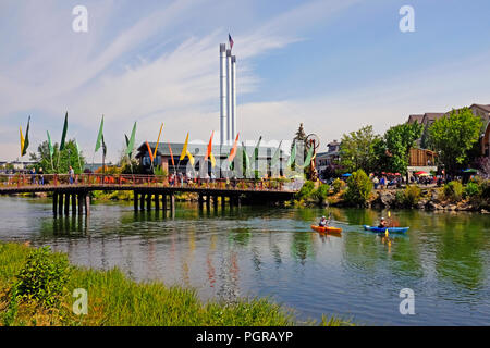 Kajakfahrer geniessen Sie einen sonnigen Sommertag entlang der Deschutes River in der Alten Mühle Bereich von Bend, Oregon Stockfoto